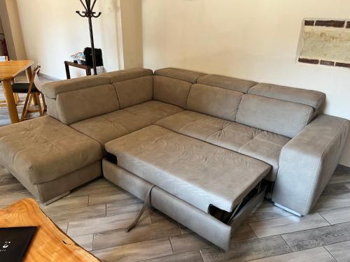 un divano marrone in soggiorno di Al Canun di Casale Monferrato a Casale Monferrato