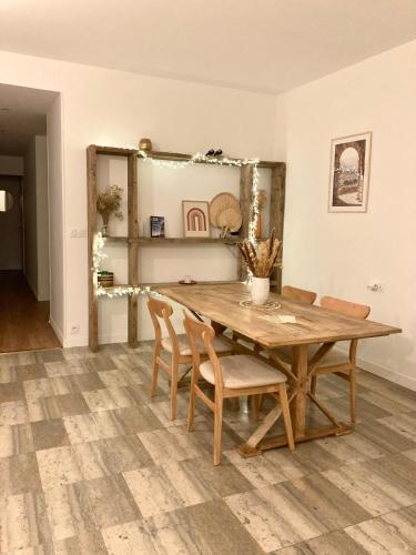 une salle à manger avec une table et des chaises en bois dans l'établissement - - Maison ŪMA - - Wifi, Netflix, Mer et Centre, à Marseille
