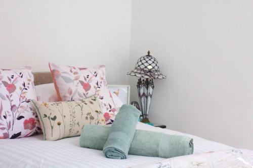 een slaapkamer met een bed met kussens en een lamp bij The Luxury Dartmoor Den, Dartmoor, Devon in Ashburton