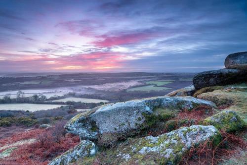 een uitzicht vanaf de top van een heuvel met rotsen bij The Luxury Dartmoor Den, Dartmoor, Devon in Ashburton