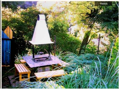 En have udenfor Romantikus Házikó a Dunánál