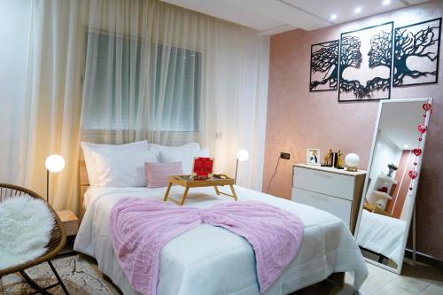 Llit o llits en una habitació de Prestige : Piscine, Proximité de Rabat et Aéroport