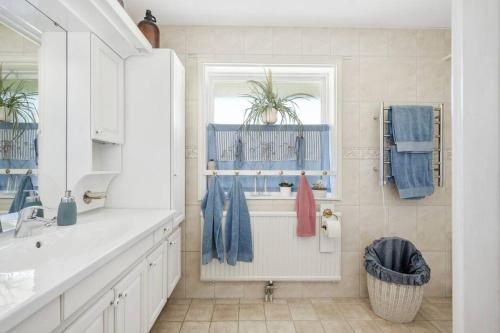 La salle de bains est pourvue d'un lavabo et d'une douche avec des serviettes bleues. dans l'établissement Hagavägen 5, à Grebbestad