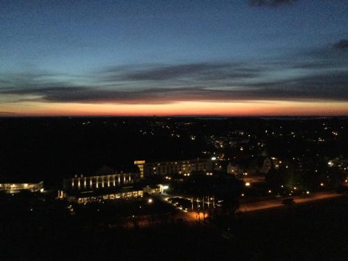 une vue d'une ville la nuit avec des lumières dans l'établissement Gut-zu-Mir FeWo Maritim Travemünde, à Travemünde