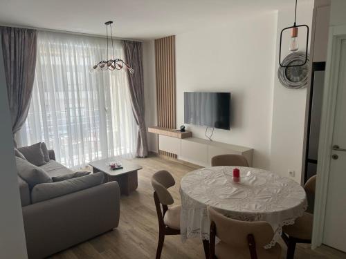 un salon avec une table et un canapé dans l'établissement Apartment Veljko Becici, à Becici