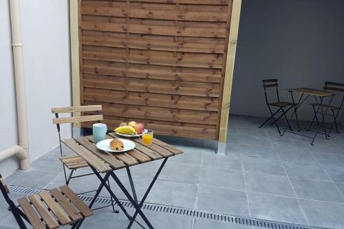 einen Tisch mit einem Obstteller darauf in der Unterkunft Charmante maison 3 Chambres avec Terrasse in Tourcoing