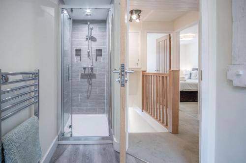 Et badeværelse på Dolphin - 2 Bedroom Apartment - Saundersfoot