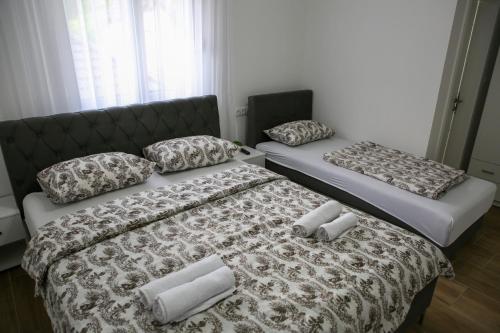 - deux lits assis l'un à côté de l'autre dans une pièce dans l'établissement Apartments and Rooms La Vida, à Konjic