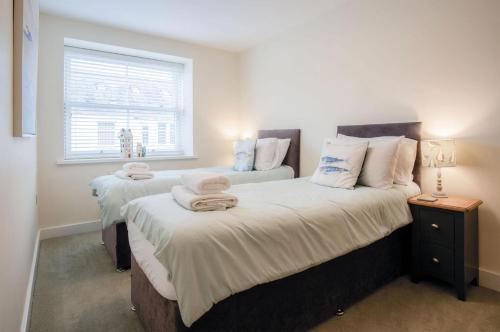 En eller flere senge i et værelse på Dolphin - 2 Bedroom Apartment - Saundersfoot