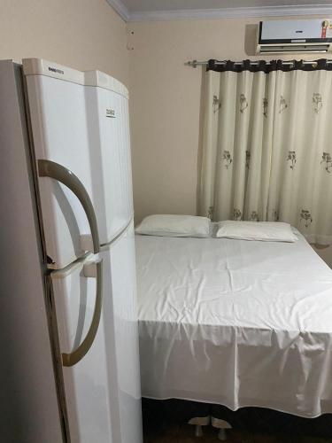 a small room with a refrigerator and a bed at Hotel Vizon 3 Olinda in Vilhena