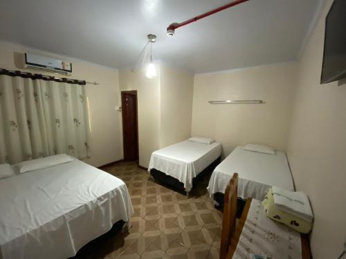a room with two beds in a room at Hotel Vizon 3 Olinda in Vilhena