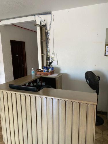 einen Spiegel in einem Zimmer mit einem Schreibtisch und einem Stuhl in der Unterkunft Hotel Vizon 3 Olinda in Vilhena