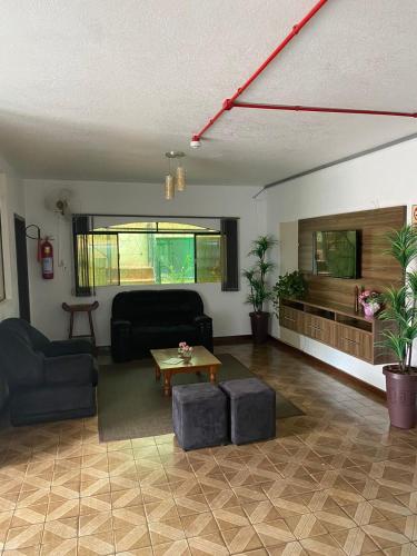 ein Wohnzimmer mit einem Sofa und einem Tisch in der Unterkunft Hotel Vizon 3 Olinda in Vilhena