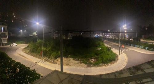una calle vacía por la noche con luces de calle en Ruby Peace Hotel en Khu Chi Lăng