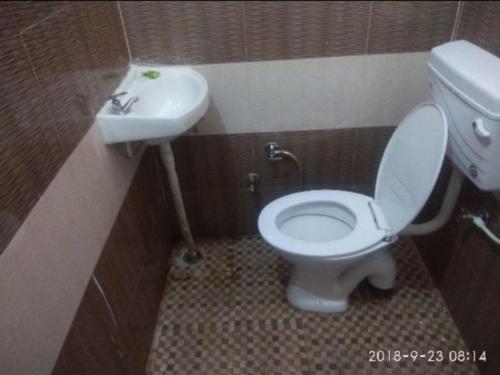 y baño con aseo y lavamanos. en Goroomgo Sangam Palace Guest house Mathura - Prime Location, en Mathura