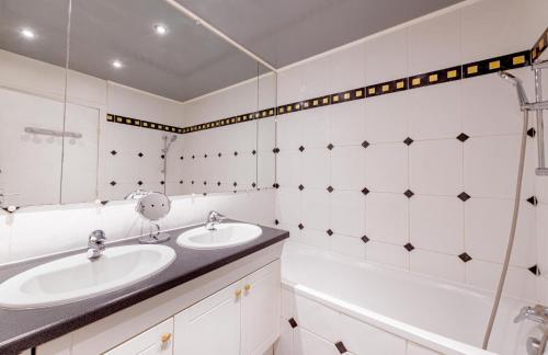 une salle de bain avec deux lavabos et une douche dans l'établissement NEW - 3 bedroom flat with Eiffel Tower view, à Paris