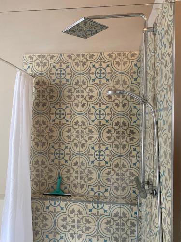 a bathroom with a shower with a tile wall at Wohlfühlen in historischem Haus in Brake