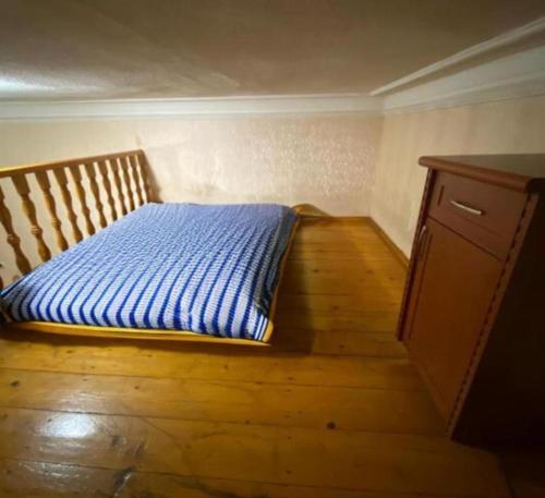 Ce lit se trouve dans un dortoir doté de parquet. dans l'établissement Heart Of Tbilisi, à Tbilissi