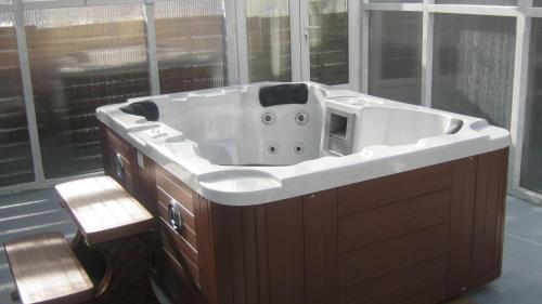 Cette chambre dispose d'une grande baignoire et de fenêtres. dans l'établissement Maison a la campagne, à Serres-et-Monguyard