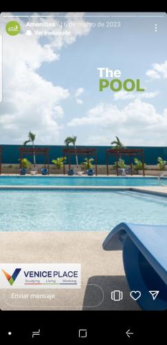 una imagen de una piscina en un sitio web en Roomstay Pty en Panamá