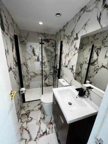 a bathroom with a sink and a toilet and a mirror at Refugio do Gato in Palmela