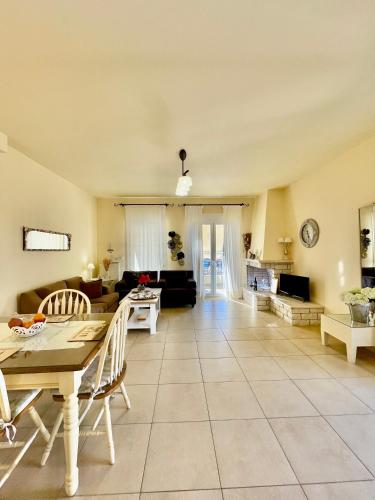 Χώρος καθιστικού στο Sivota Sea View Maisonettes