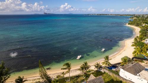 an aerial view of a beach with palm trees and the ocean at Appart de Standing, Plage à 200m à Pieds in Grand Baie