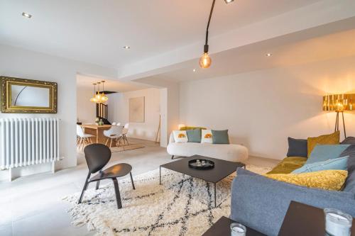 un salon avec un canapé et une table dans l'établissement Charmante maison proche centre-ville Reims, à Reims