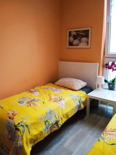ワルシャワにあるLubelskiのベッドルーム1室(黄色い毛布付きのベッド1台付)
