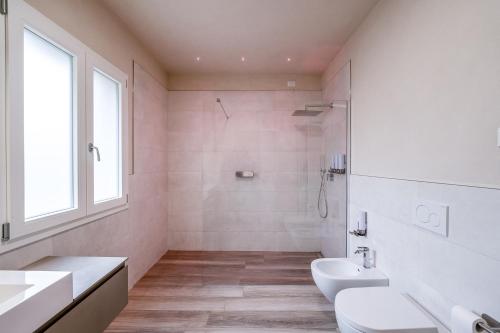 biała łazienka z umywalką i toaletą w obiekcie Nuovo appartamento a Salò w mieście Salò