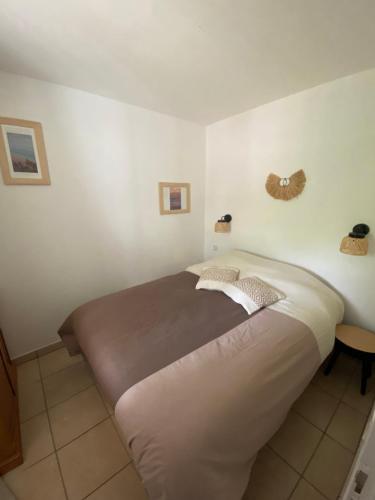 une chambre avec un grand lit dans une pièce dans l'établissement Appartement Biscarrosse lac-golf, à Biscarrosse