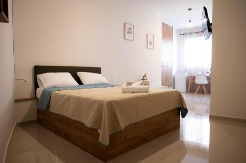 Кровать или кровати в номере Anesis Airport Rooms 408