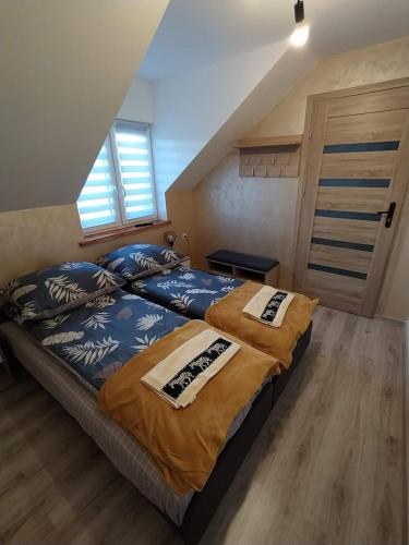 Ένα ή περισσότερα κρεβάτια σε δωμάτιο στο Ranczo u Chmiela