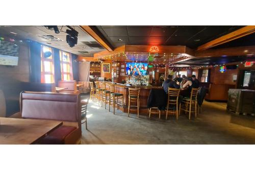 Area lounge atau bar di Werry's Cottages and Pub By OYO East Stroudsborg - Weekly Stays