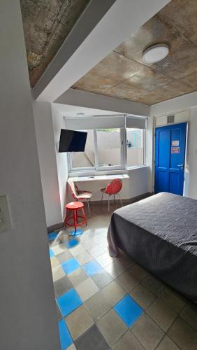 ein Schlafzimmer mit einem Bett und einem Tisch und Stühlen in der Unterkunft CASA MARGARITA 3Piso Monoambiente in San Salvador de Jujuy