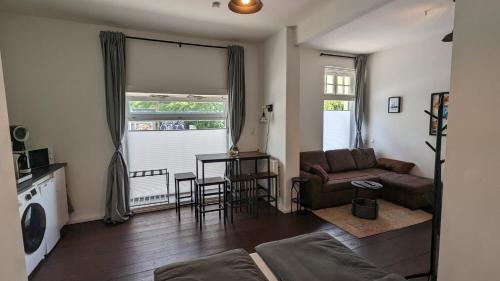 ein Wohnzimmer mit einem Sofa und einem Tisch in der Unterkunft Deine Unterkunft in zentraler Lage in Hamburg Altona in Hamburg