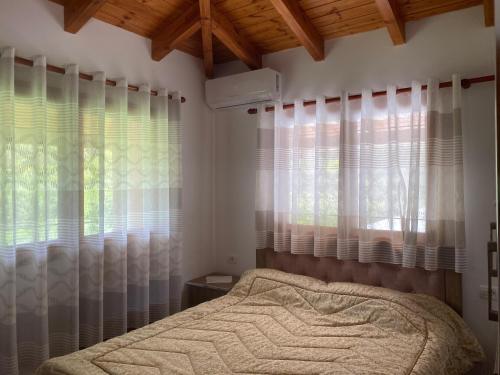 1 dormitorio con 1 cama y una ventana con cortinas en Arber Apartments 3 