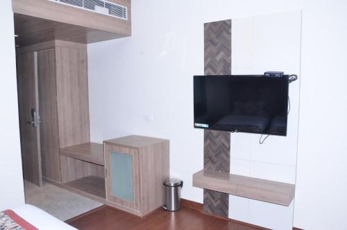 TV a/nebo společenská místnost v ubytování Hotel Nand Residency