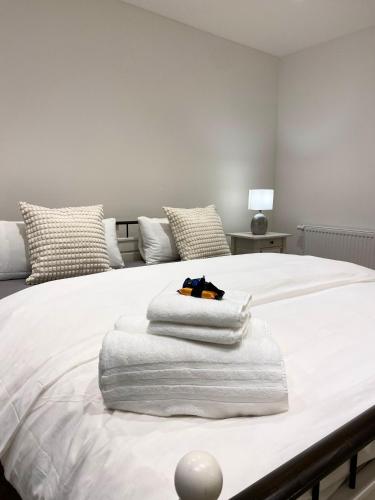 a white bed with towels on top of it at Penthouse - Zentral und Genial in Passau