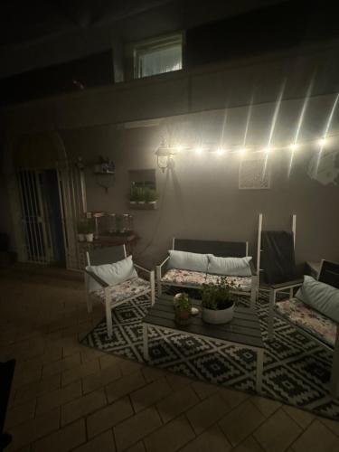a living room with two chairs and a table at B&B La Terrazza in Pozzolengo