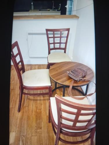 une table et quatre chaises, une table et une table dans l'établissement pavillon en entier agréable couple,, à Antony