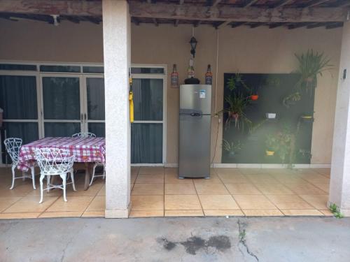 uma cozinha com uma mesa e um frigorífico num pátio em SOBRADO Zona Sul Ribeirao Preto em Ribeirão Preto