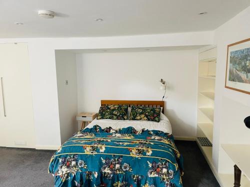 Cama o camas de una habitación en Basement Studio Flat Central Farnham free parking
