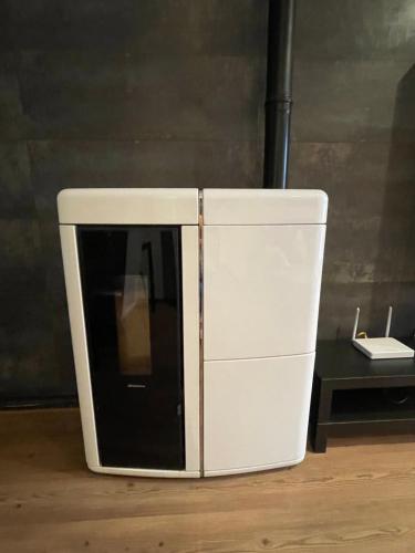 a white microwave sitting on top of a wooden floor at Casa Mati in Sorripas