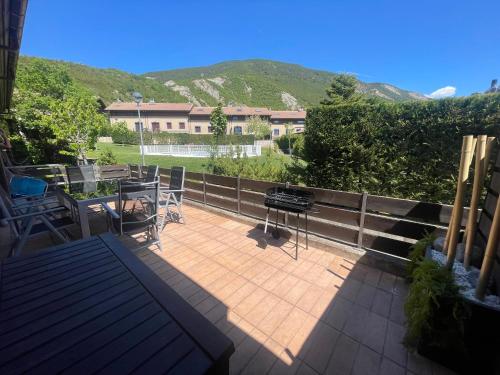 a balcony with a table and chairs and a grill at Casa Mati in Sorripas