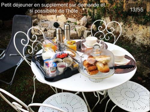 uma mesa com comida e bebidas em cima em La Guinguette de Michaux em Bar-le-Duc