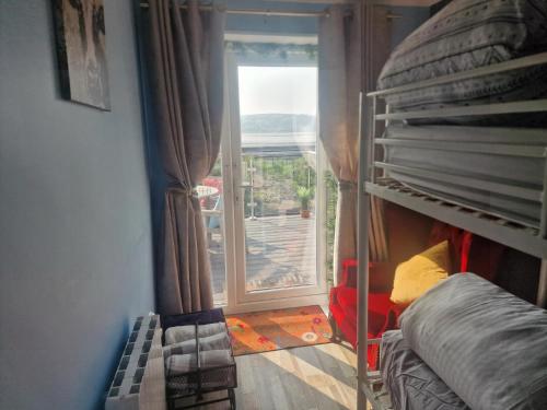 1 dormitorio con litera y ventana en Stunning 2-Bed House in Ferryside, en Ferryside