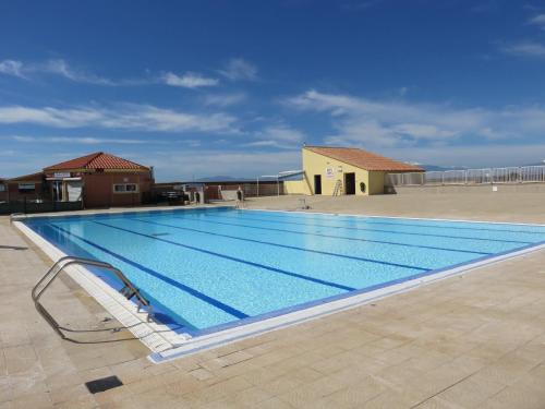 une grande piscine au sommet d'un immeuble dans l'établissement face au lac marin, au Barcarès