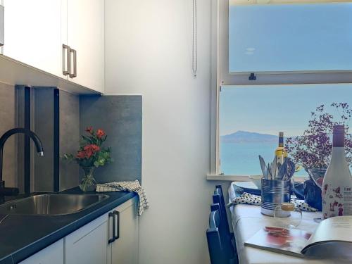 eine Küche mit einem Waschbecken und einem Fenster in der Unterkunft Mirador da Playa in Moaña