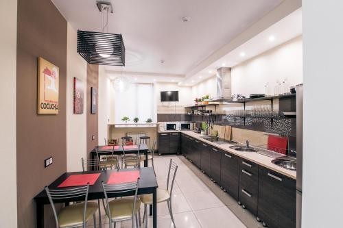ニジニ・ノヴゴロドにあるYES! hostelのテーブルと椅子付きの広いキッチン